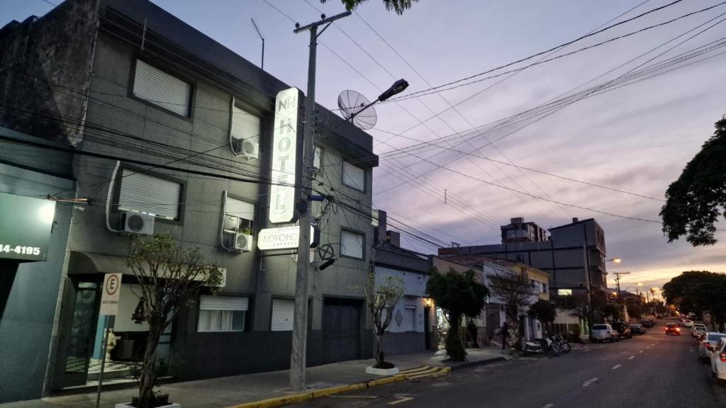 un edificio al lado de una calle de la ciudad en Novohotel Express en Santana do Livramento