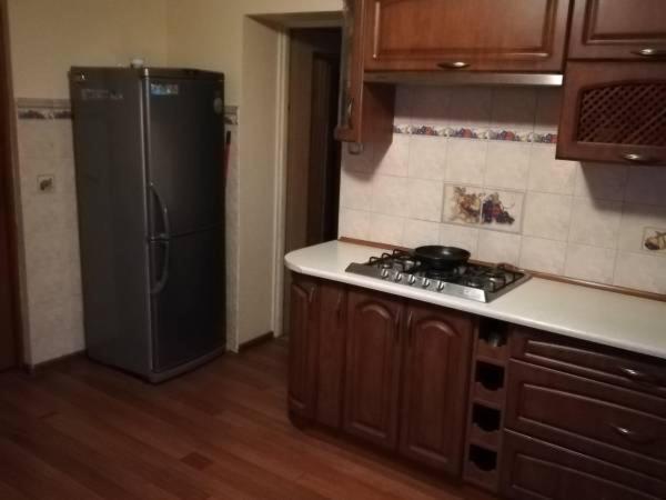 kuchnia z lodówką i kuchenką w obiekcie Kwatery pracownicze Łódź w Łodzi