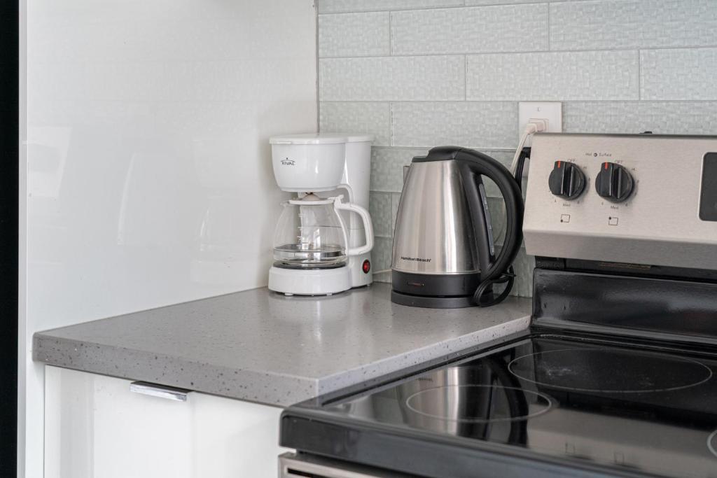 Una cocina o zona de cocina en ELEMENT ON FIRST by Manna