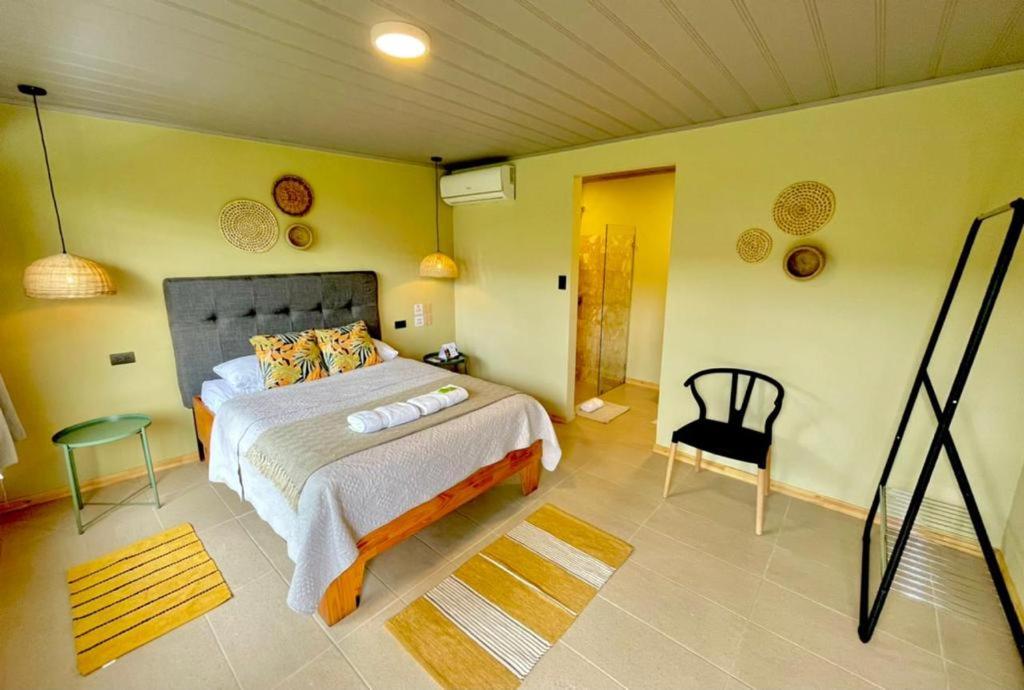 Cama o camas de una habitación en Hotel y Cabinas del Trópico
