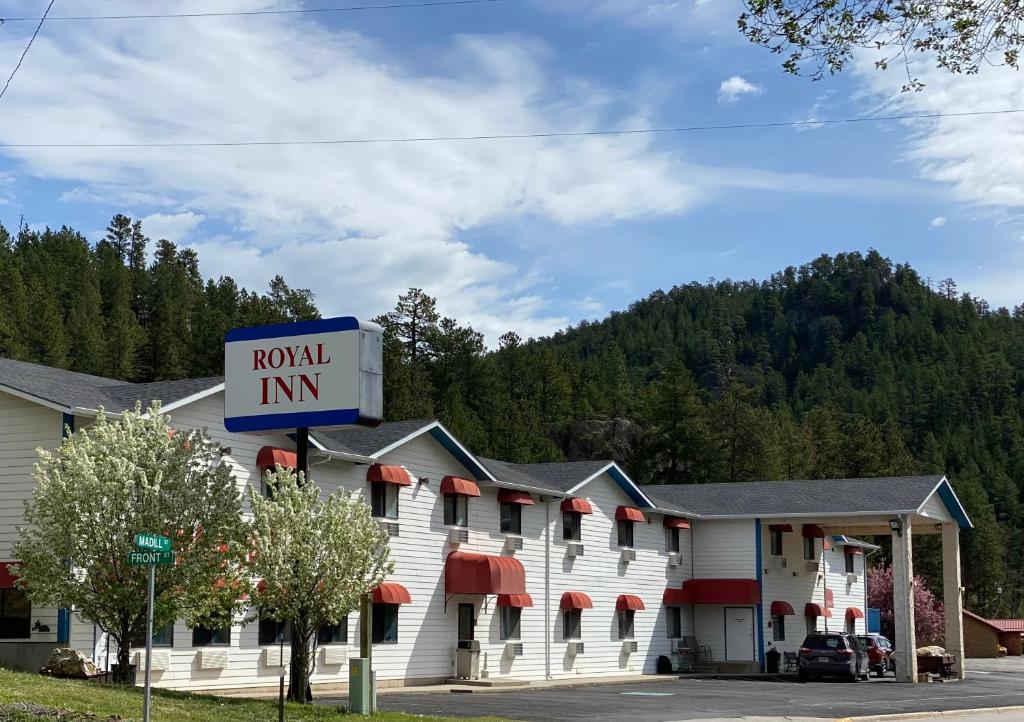 un hotel con un cartel que dice posada real en Royal Inn Keystone, en Keystone