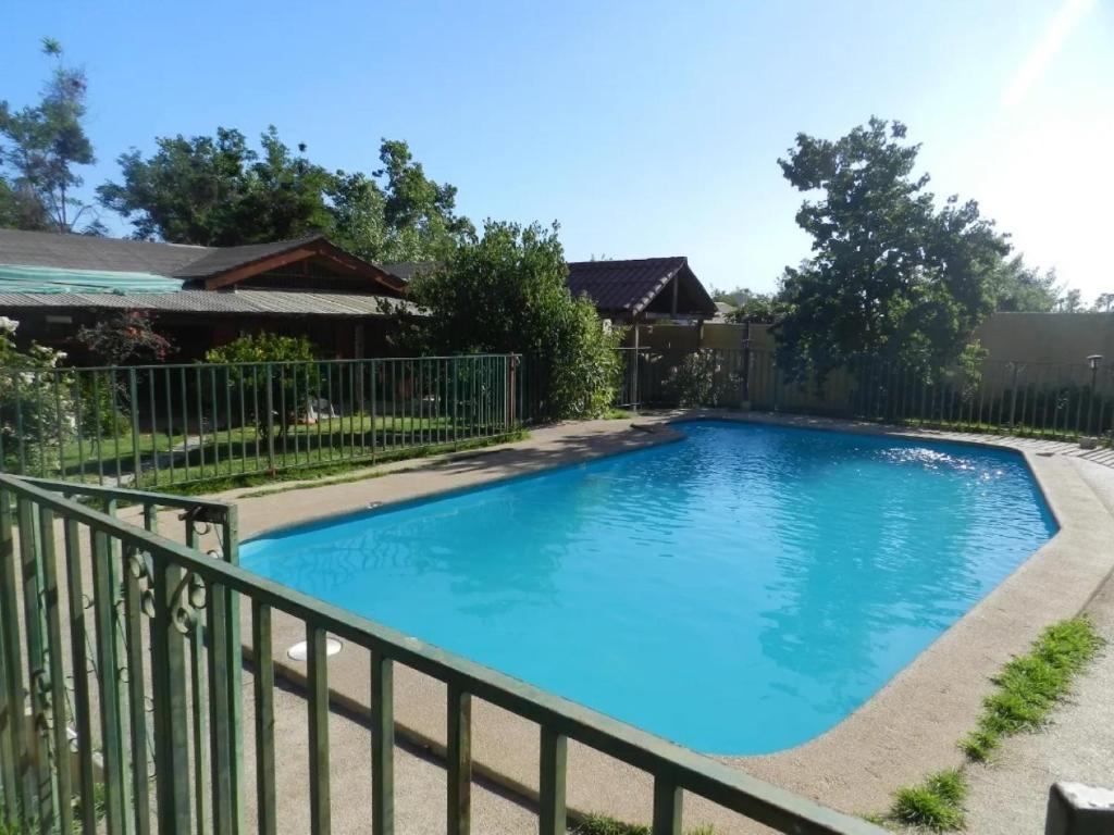 uma grande piscina azul com cerca em Casona Campestre Santa Filomena em Granizo