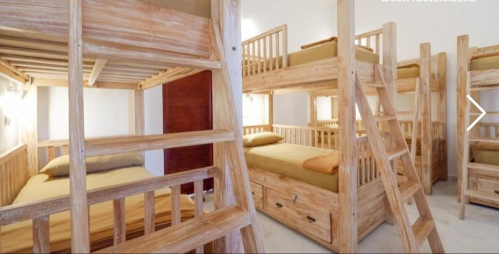 เตียงสองชั้นในห้องที่ Dream Beach Hostel Lembongan