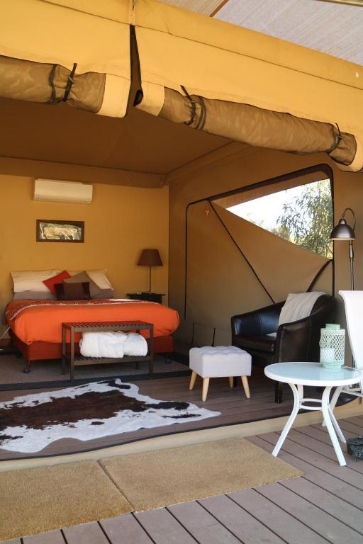 Postel nebo postele na pokoji v ubytování Squeakywindmill Boutique Tent B&B