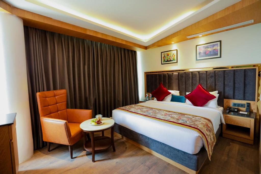 Postel nebo postele na pokoji v ubytování Regenta Hilltop Shimla