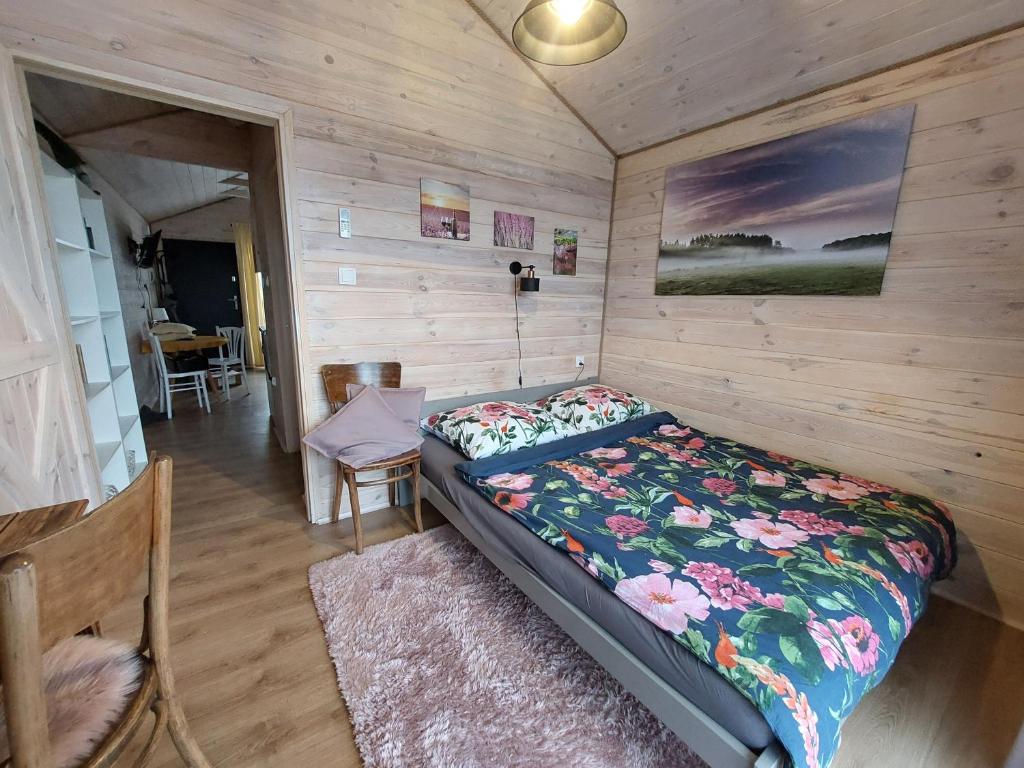 Postel nebo postele na pokoji v ubytování Podlasie Domek na drzewach
