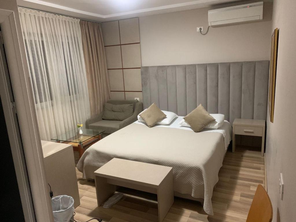 Postel nebo postele na pokoji v ubytování Freddy's Hotel