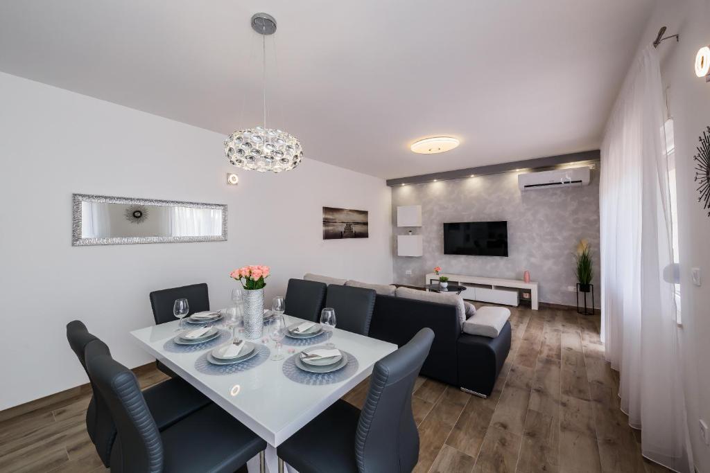 Televízia a/alebo spoločenská miestnosť v ubytovaní Luxury Apartment Maris