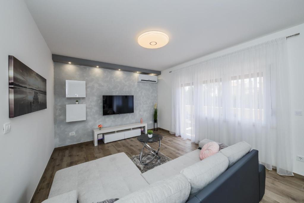 Televízia a/alebo spoločenská miestnosť v ubytovaní Luxury Apartment Maris