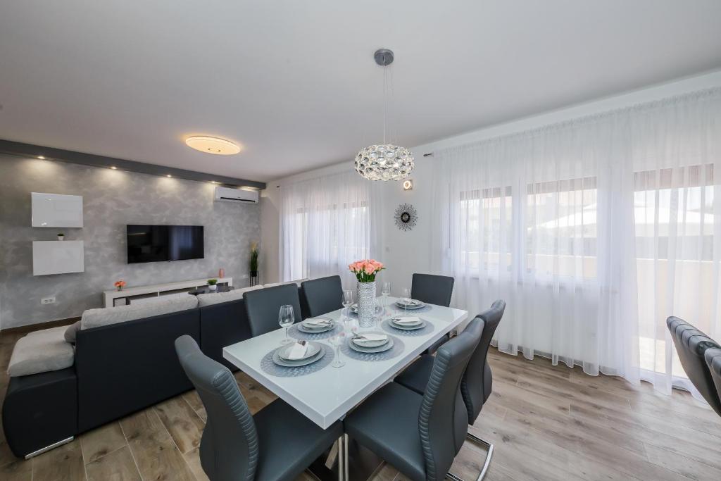 - une salle à manger avec une table et des chaises dans l'établissement Luxury Apartment Maris, à Kaštela