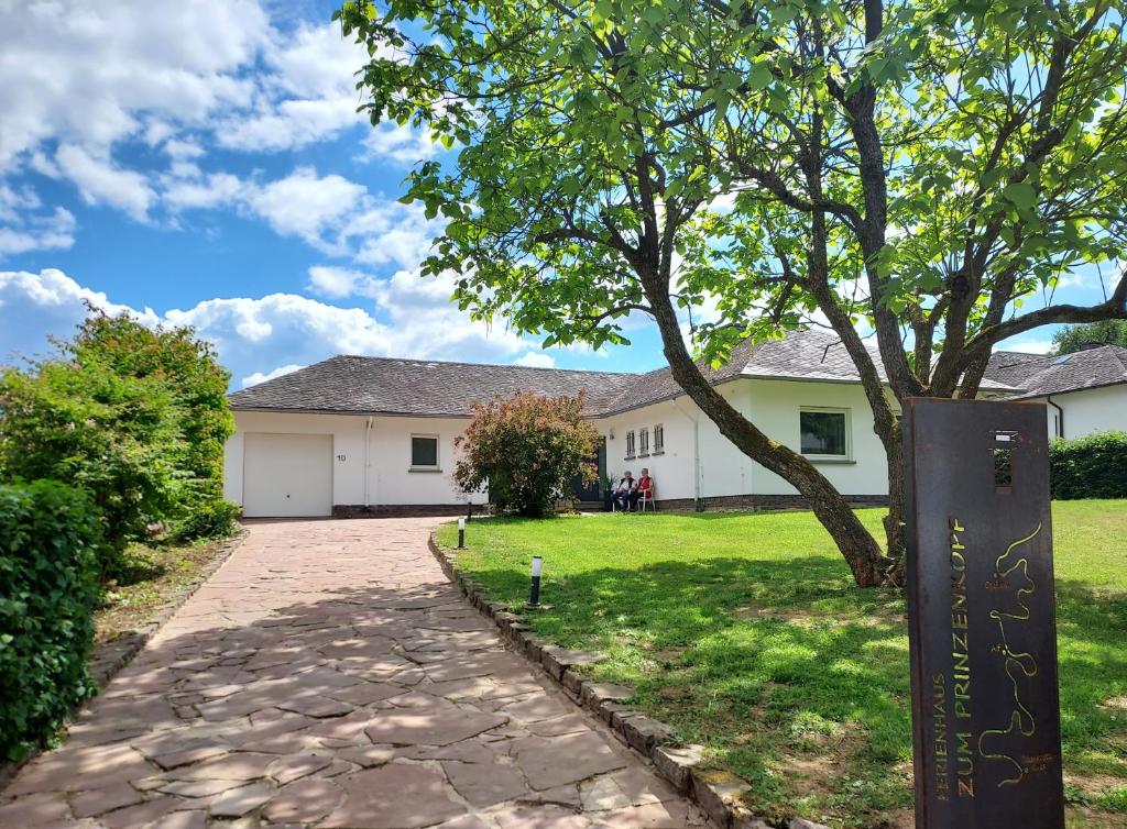 een huis met een boom en een stenen oprit bij Ferienhaus Zum Prinzenkopf in Alf