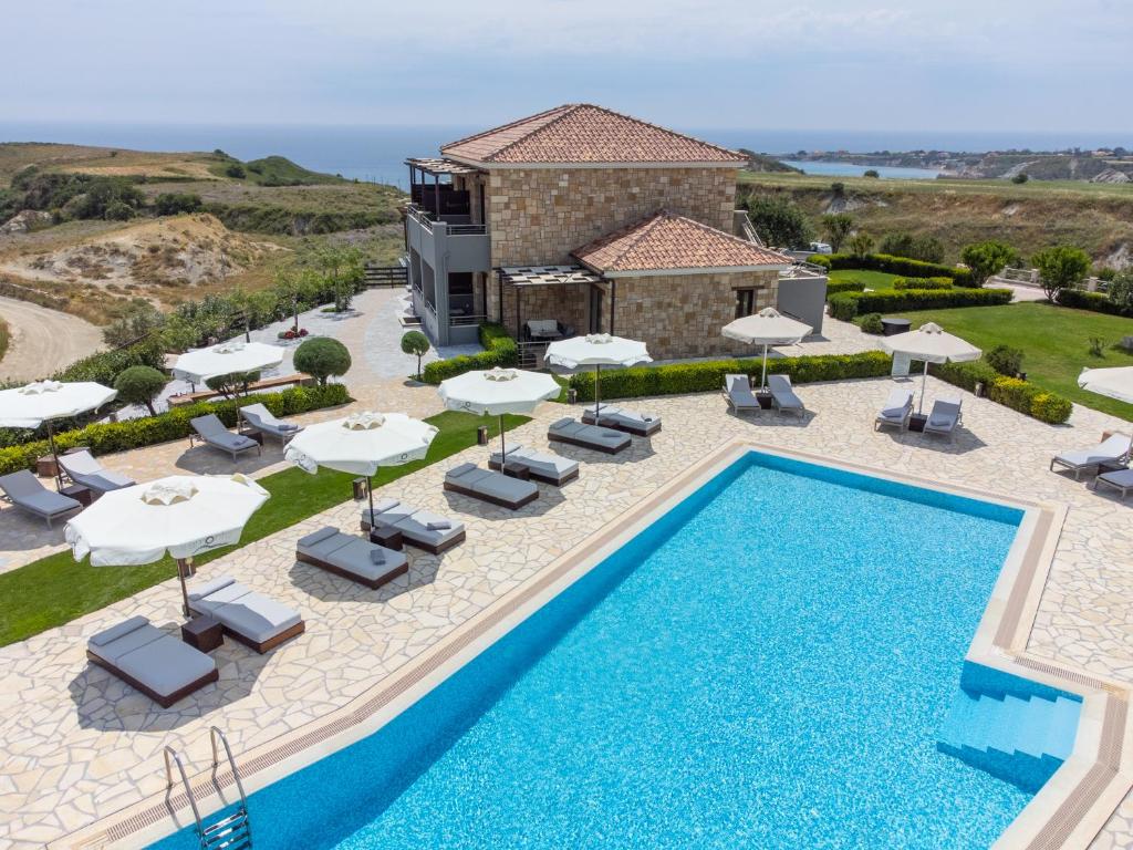 une image d'une villa avec une piscine et un complexe dans l'établissement Tramonto Suites, à Xi