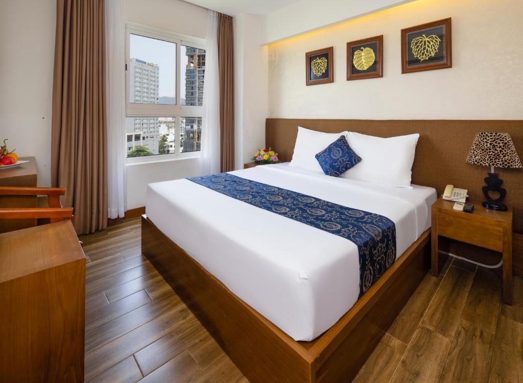 Postel nebo postele na pokoji v ubytování Saphia Hotel Nha Trang