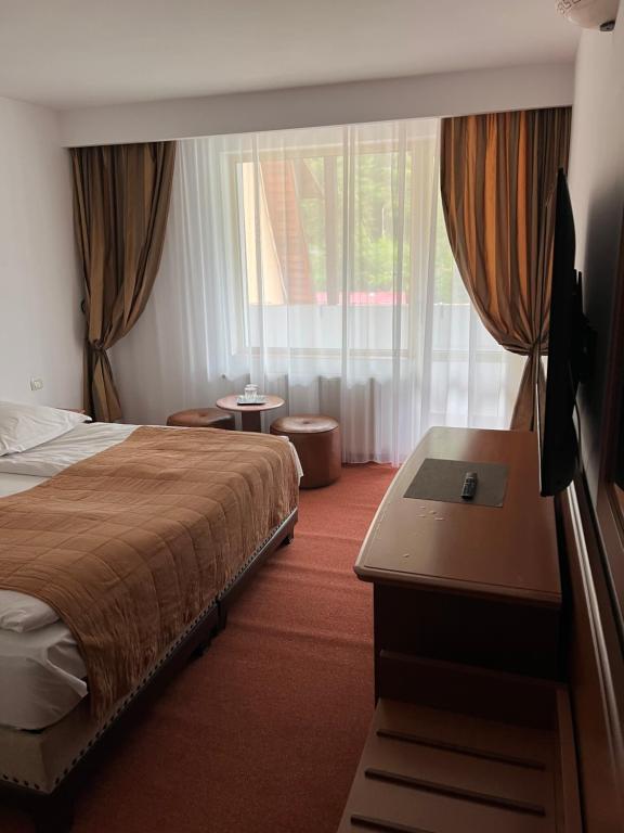 Un pat sau paturi într-o cameră la Hotel-Restaurant Siesta Balea