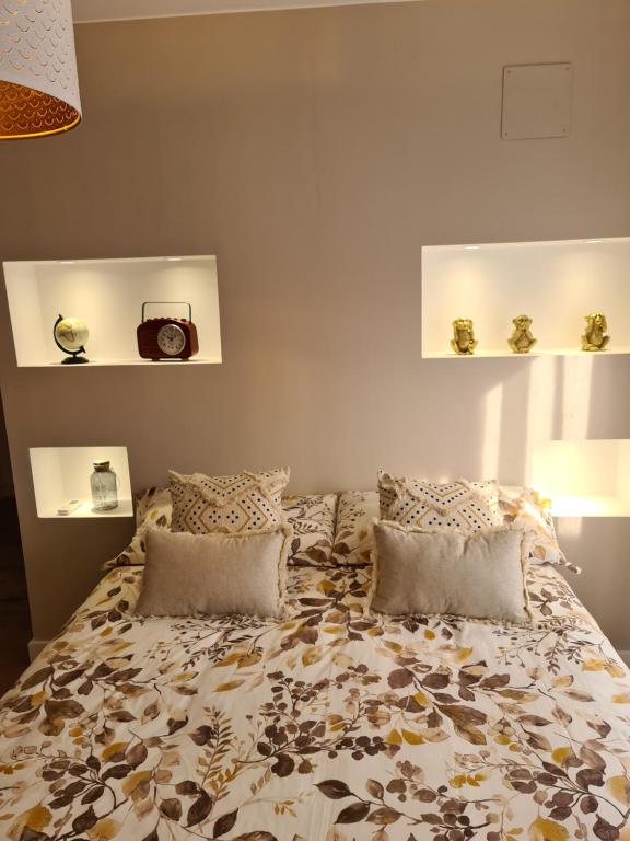 een slaapkamer met een bed met een camera erop bij La Picossa in Valderrobres
