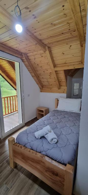Postel nebo postele na pokoji v ubytování Bujtina Tinari Theth