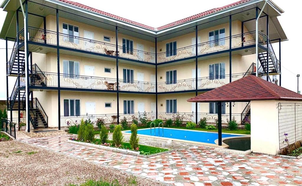 un condominio con piscina e gazebo di Guest House “Aura” a Cholpon-Ata