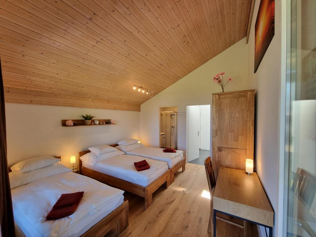 Postel nebo postele na pokoji v ubytování Seeparadiesli am schönen Thunersee