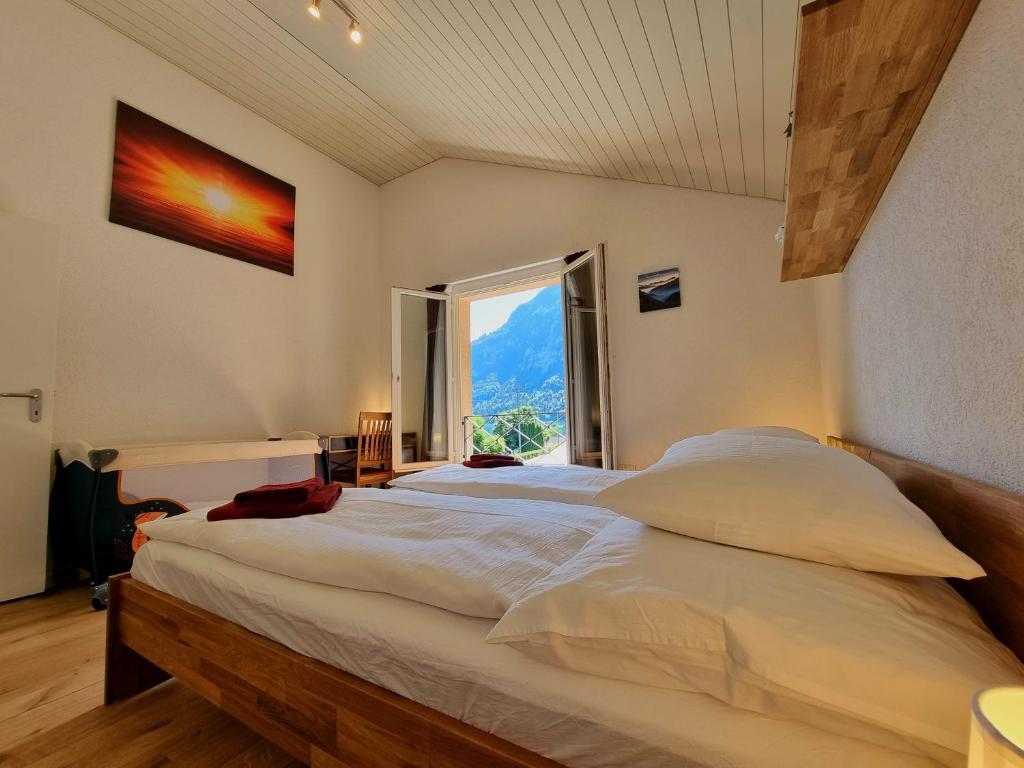 Postel nebo postele na pokoji v ubytování Seeparadiesli am schönen Thunersee