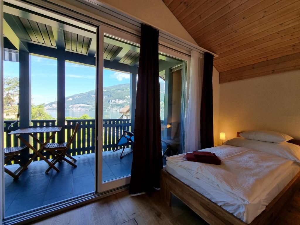 Postel nebo postele na pokoji v ubytování Seeparadiesli am schönen Thunersee