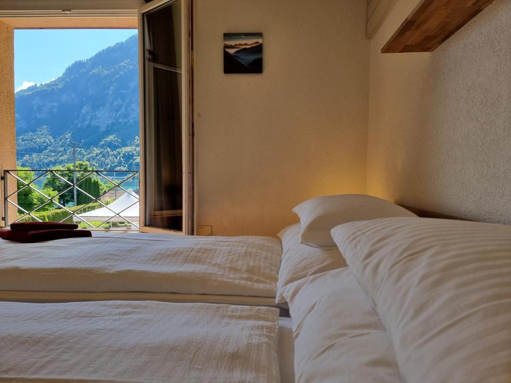 Postel nebo postele na pokoji v ubytování Seeparadiesli am schönen Thunersee