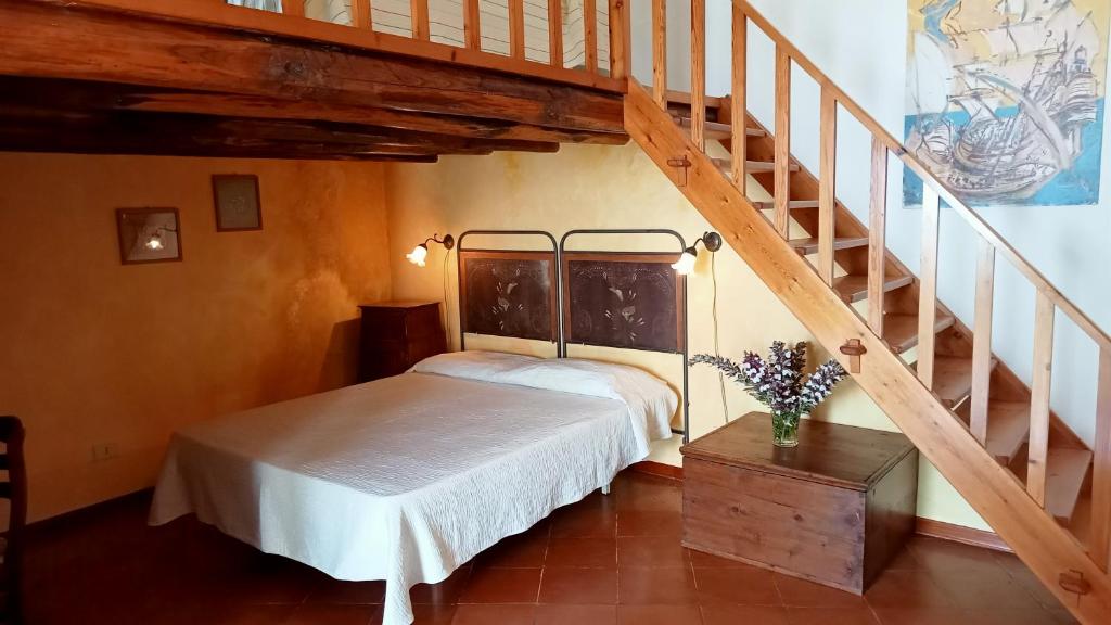 1 dormitorio con 1 cama y escalera en AGRITURISMO CASA GIALLA en Lipari
