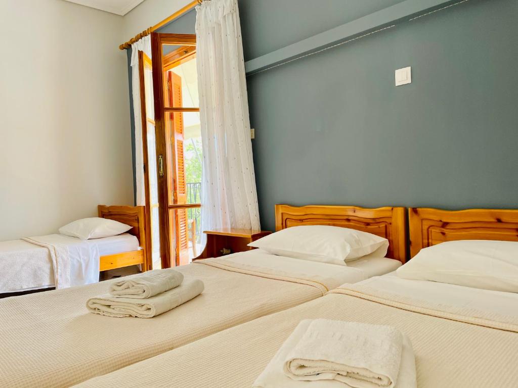En eller flere senge i et værelse på Guesthouse Lykourgos