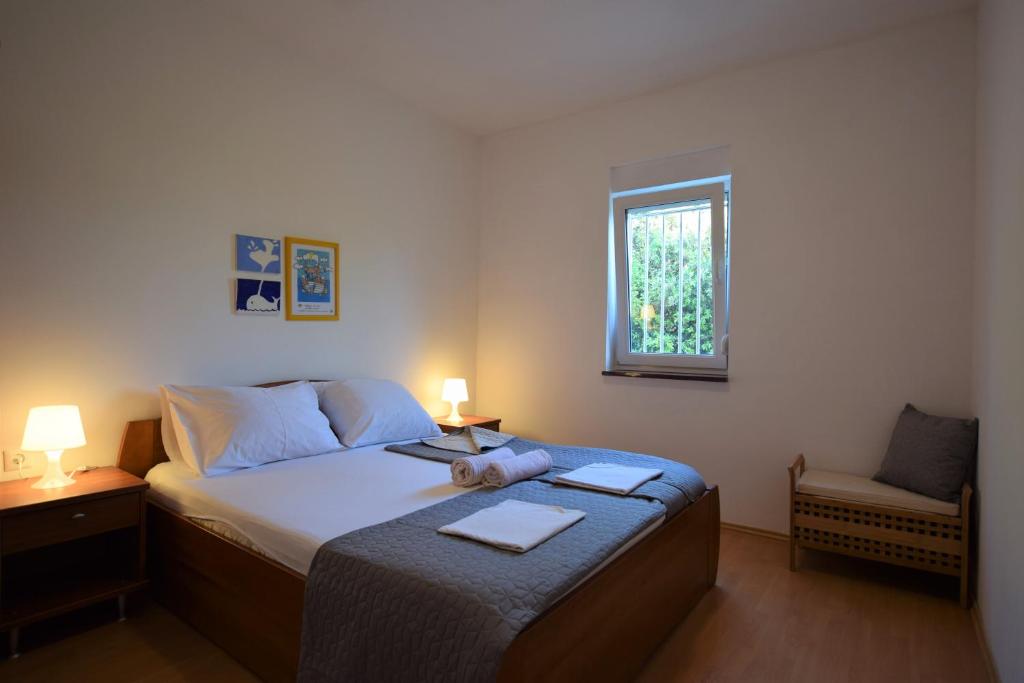 sypialnia z łóżkiem i oknem w obiekcie Holiday Home Movica w mieście Mandre