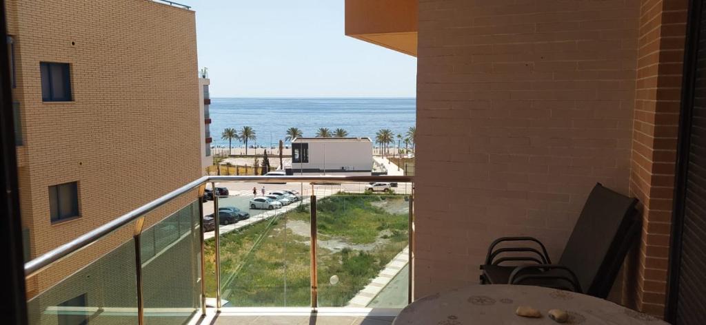 un balcón con vista al mar en apartamento aguadulce playa con WIFI, en Aguadulce