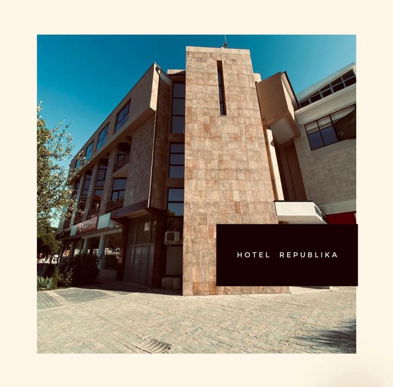 O edifício onde o hotel está situado