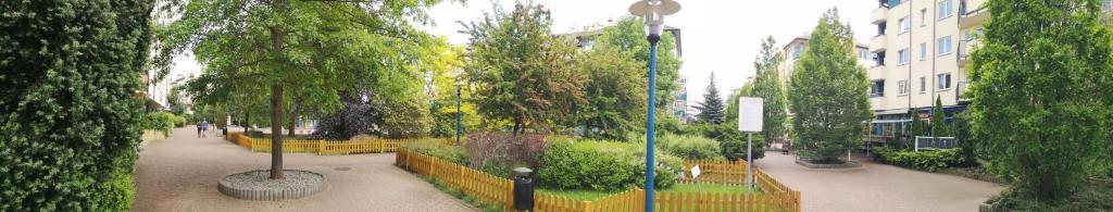 Vonkajšia záhrada v ubytovaní Classic Apartament Metro Kabaty