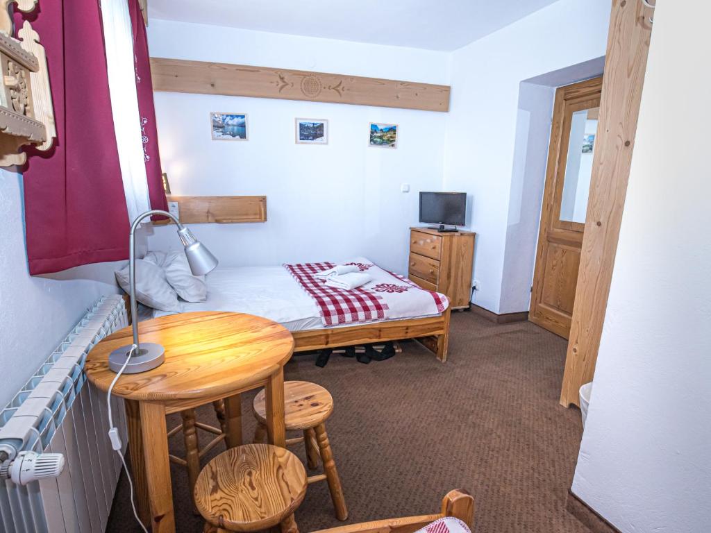 Tatra House Residence - Triple Room With Private Bathroom