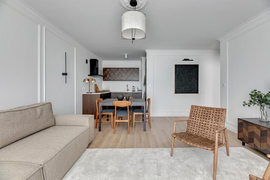 een woonkamer met een bank en een tafel bij Angielska Grobla - City Center, Marina & Parking by Downtown Apartments in Gdańsk