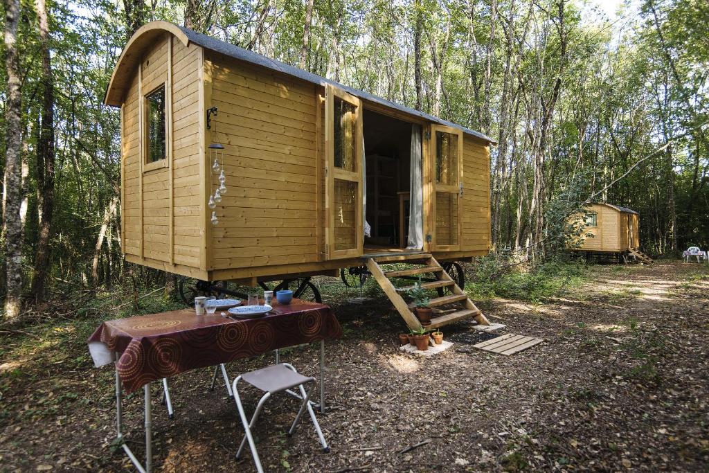 uma cabana de madeira no meio de uma floresta em Lovely 2-Bed shepherds hut in a Forest em Sougères-en-Puisaye