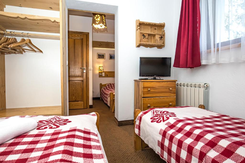 Tatra House Residence - Quadruple Room With Private Bathroom