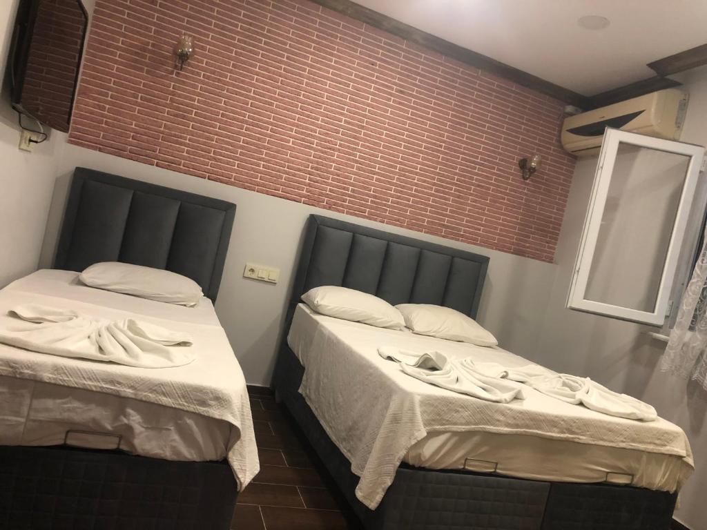 duas camas sentadas uma ao lado da outra num quarto em DIMBIL APART em Istambul