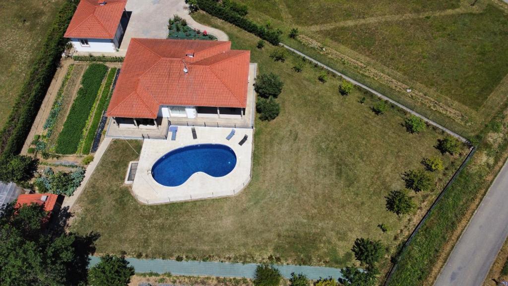 Basen w obiekcie Villa avec piscine privée lub w pobliżu