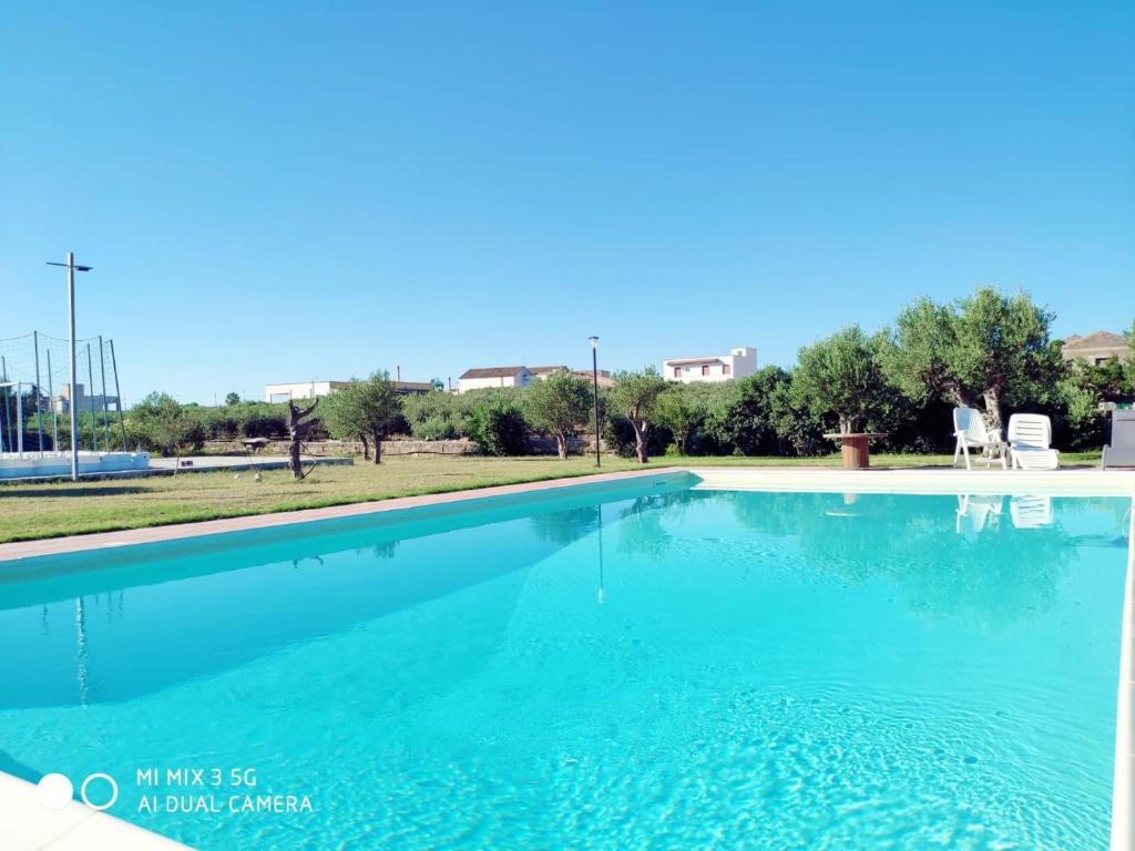 een zwembad in een villa met blauw water bij Le case di Anna e Carla in Rilievo