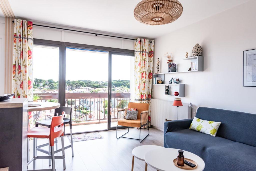 un salon avec un canapé et une table dans l'établissement Romantique Arcachon☆Parking☆plage, à Arcachon