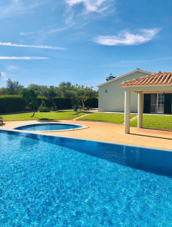 ein Swimmingpool vor einem Haus in der Unterkunft Olive Villa in Alcantarilha