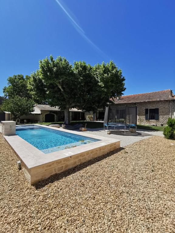 une piscine dans la cour d'une maison dans l'établissement Mas de caractère en Provence, à Saint-Rémy-de-Provence