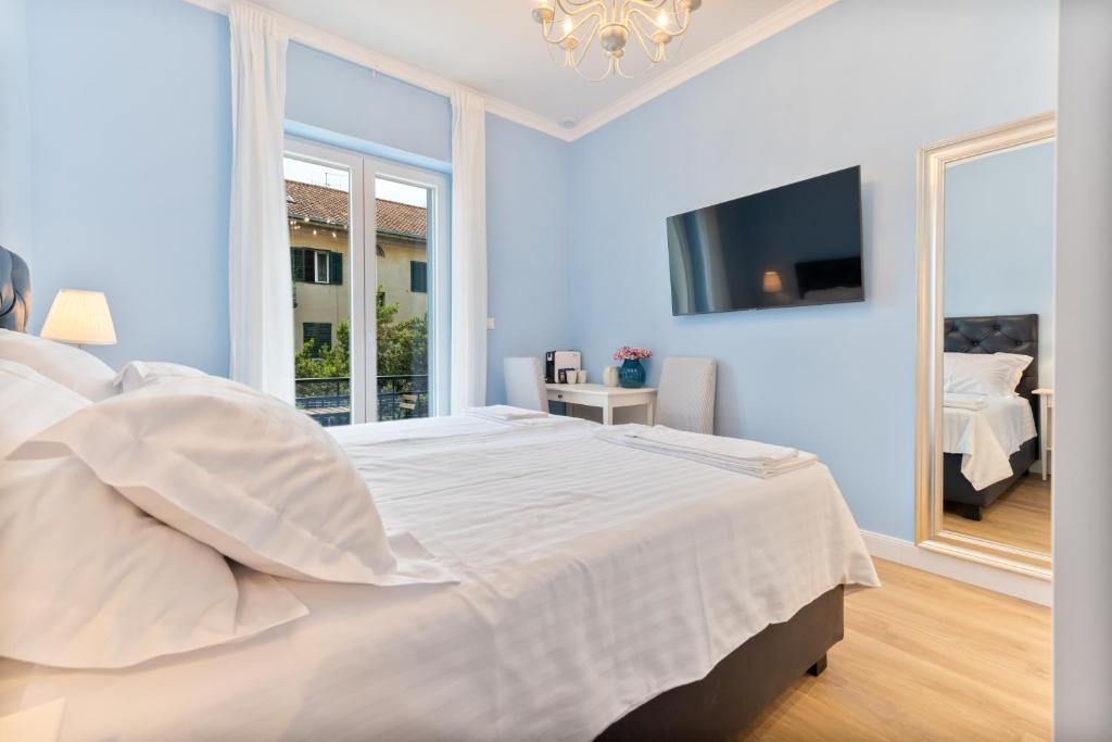 スプリトにあるFinest rooms Leonildaの白いベッドルーム(大型ベッド1台、窓付)