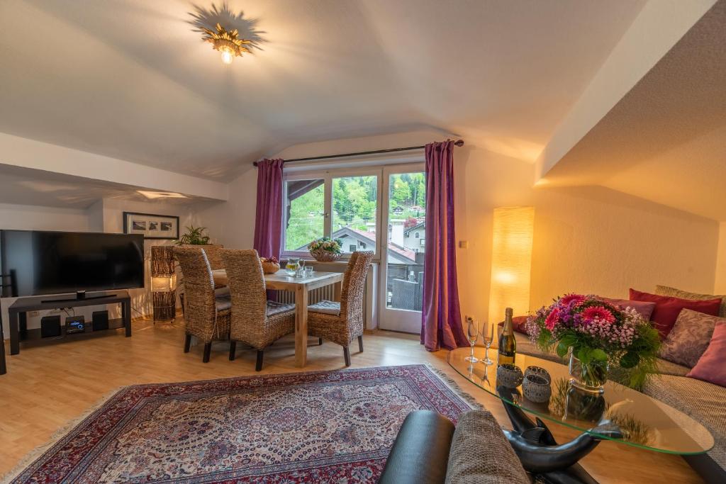 TV a/nebo společenská místnost v ubytování Landhaus Ertle