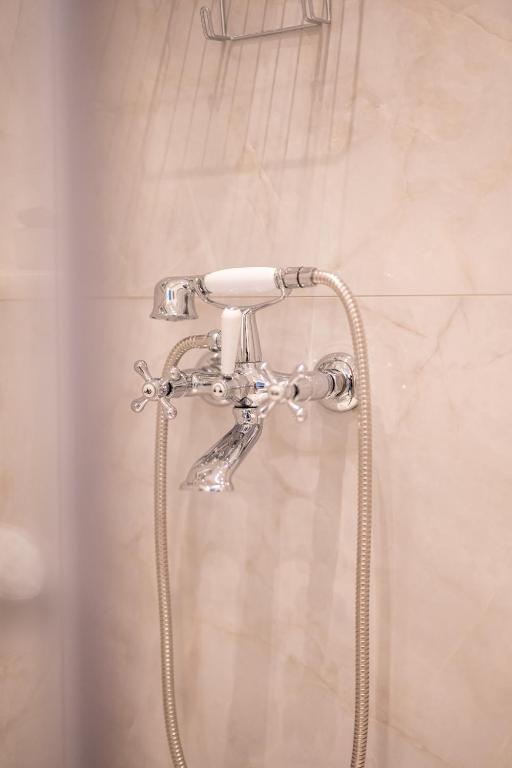 スプリトにあるFinest rooms Leonildaの浴室のシャワーヘッド付きシャワー