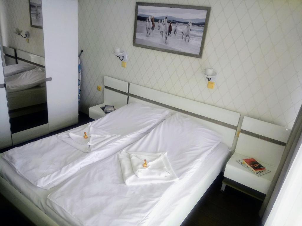Postel nebo postele na pokoji v ubytování Dolce Vita II Waterfront Aura Sea View Luxury Apartament