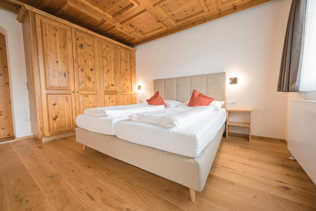 A bed or beds in a room at Hotel Schartner