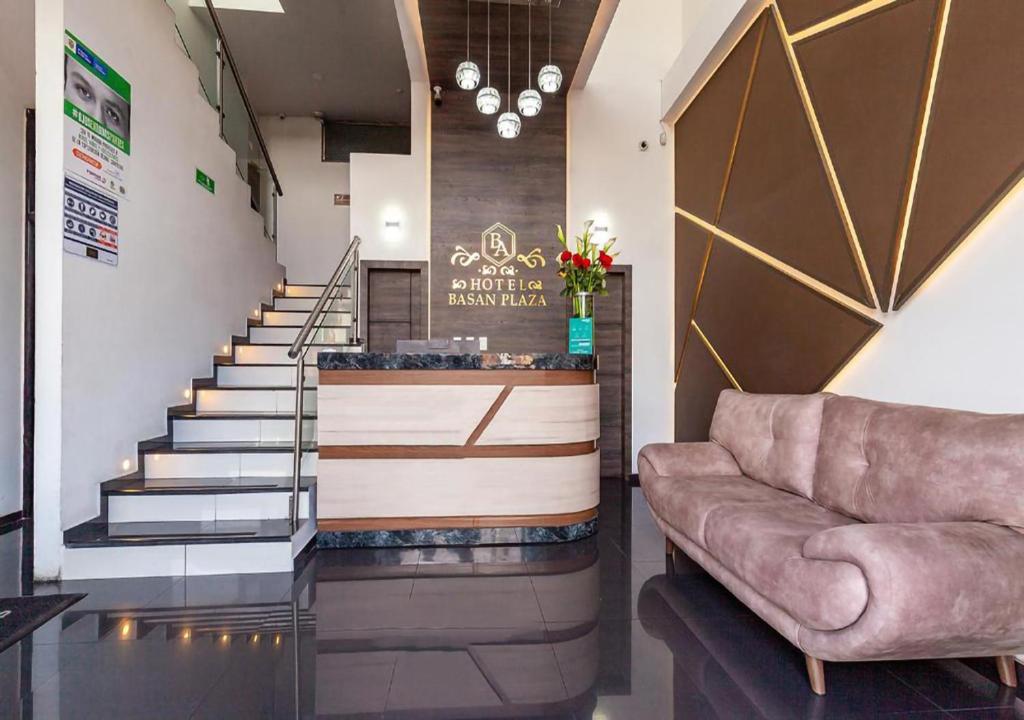 帕斯托Hotel Basan Plaza的一个带沙发和楼梯的大堂