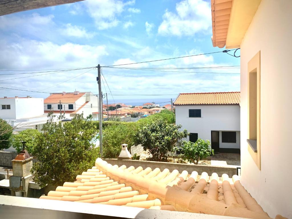 uma vista da varanda de uma casa em Porto Santo Casa Dourada em Porto Santo