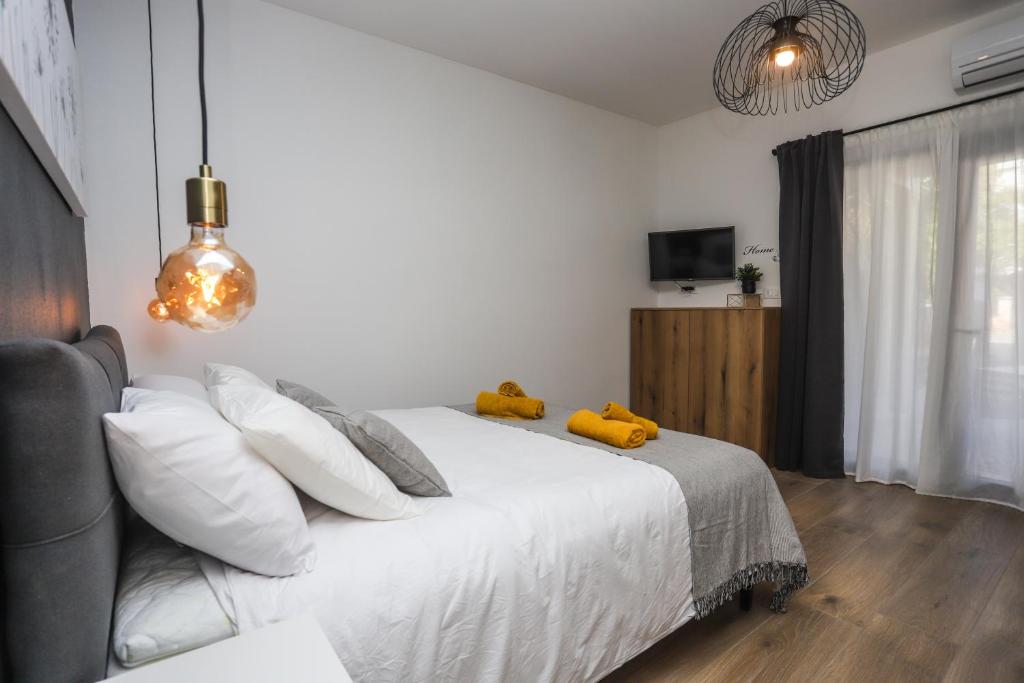 Postel nebo postele na pokoji v ubytování Apartments Residence Radovan 1