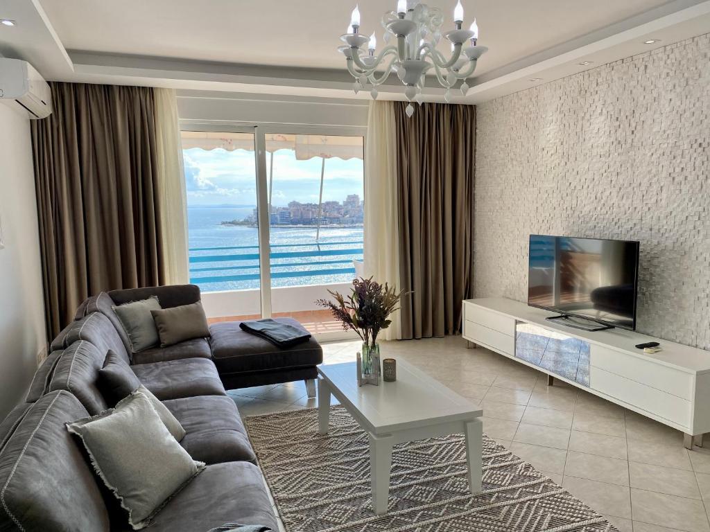 TV a/nebo společenská místnost v ubytování Aquamarine Apartments